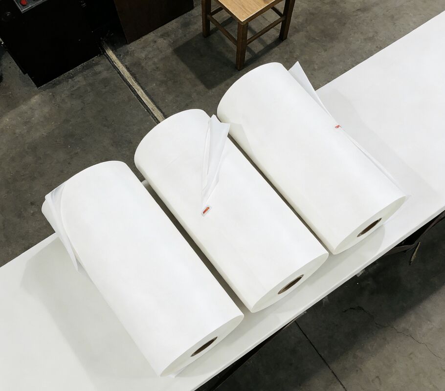 金属化PETフィルム 化学抵抗性と反射性表面仕上げ パーソナライズされた厚さ12-30ミクロン