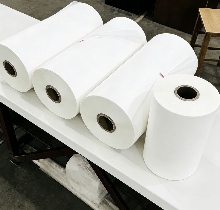 滑らかで反射性のある金属化PETフィルムで,熱耐性 110°Cまであり,包装とラミネーションのための化学耐性